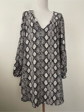 Hashtag Black & White Snake Print V-Neck Midi Dress